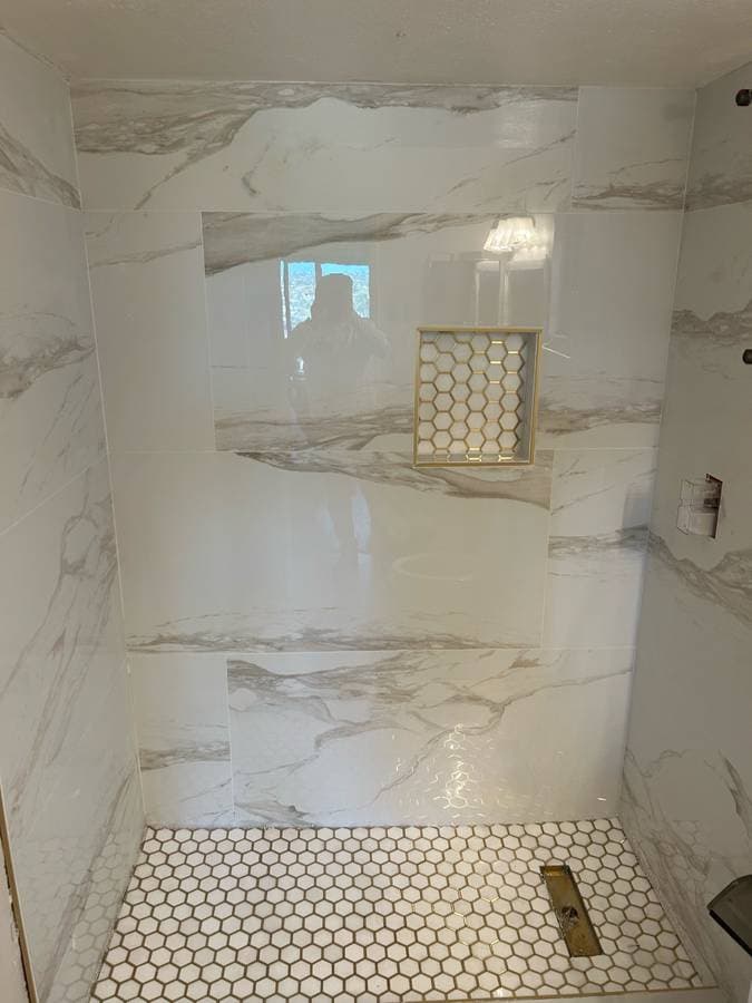 Picture of a newly remodeled and installed kitchen bathroom with textured tile and walls